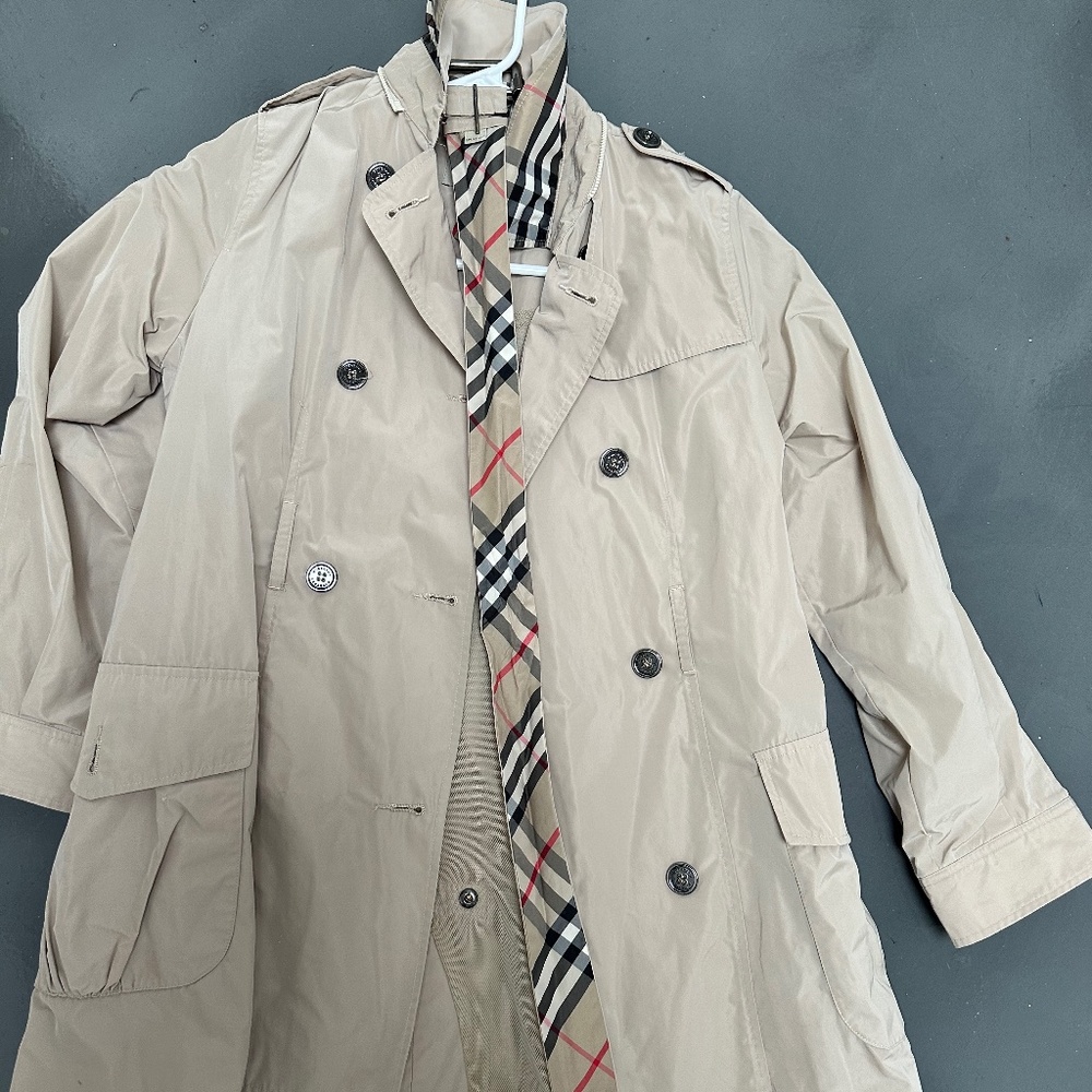 Excellent pre-owned condition 10 Y Burberry trench rain jacket